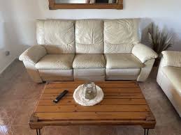 2 sofás de cuero usados en color beige