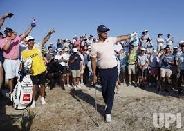 Thousands of fans surrounded the green to watch mickelson earn his first major victory the most stunning visual was of mickelson trying to fight through the crowd to get to his ball. Zecbyalightghm