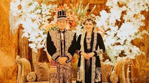 Setelah kedua pengantin resmi menikah secara agama, orang tua dari kedua belah pihak bertemu secara adat jawa. 7 Mitos Larangan Pernikahan Berdasarkan Adat Jawa