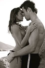Paar am Strand, küssen sich, sie ist … – Bild kaufen – 10257007 ❘  seasons.agency