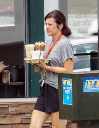 makeup free tiffani thiessen goes on