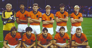 Tienduizenden nederlanders dragen dezer dagen het shirt (althans, een later gemaakte replica) waarin het nederlands elftal in 1988 europees . Hoe Debuteerden De Grote Oranje Sterren Uit Het Verleden Nederlands Voetbal Ad Nl