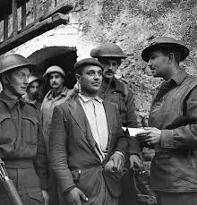 Ortona 1943, minidioramka z żołnierzem kanadyjskim i poddającym się spadochroniarze m niemieckim. A German Soldier Disguised As An Italian Civilian Is Questioned By Canadian Troops Ortona Italy 13 December 1943 Wwiipics