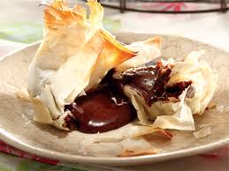 A light dessert idea that's easy enough for kids and fancy enough for a party. Filo Sjokoladebeursies Clean Dessert Sweet Treats Desserts Phyllo
