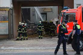Bei einer explosion in wohltorf nahe hamburg wurde ein haus zerstört. 7xzvvkrdrpklzm