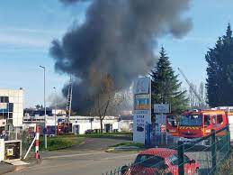 Artigues-près-Bordeaux (33) : impressionnant incendie dans les locaux d'un  parc d'activités