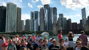 architecture boat tour on the chicago river