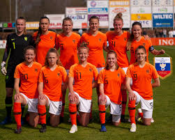 Het fris en gretig spelende nederlandse team won de tweede poule wedstrijd met maar. Oranje O19 Vrouwenvoetbalnederland