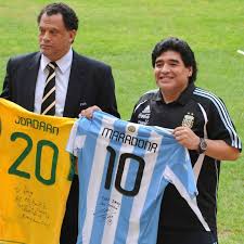 Diego recibió la nacionalidad argentina en el consulado en roma. Diego Maradona And Friends Fifa Com