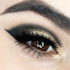 cat eye hack with liner and powder