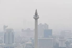 Dikutip dari conserve energy future, berikut ini beberapa efek polusi udara antara lain saat hujan, tetesan air bergabung dengan polutan udara ini menjadi asam dan kemudian jatuh ke tanah dalam bentuk hujan asam. Sabtu Pagi Polusi Udara Jakarta Terburuk Di Dunia