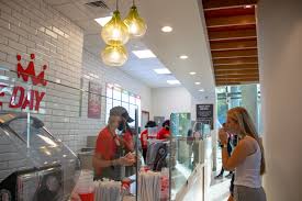 um expands dining options with