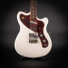 Macmull Stinger Superlight Frost White Limited #122010 | The Renegade  Guitar Co.