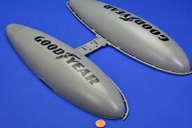 The difference between the older blimp's gondola. Faller 222410 Luftschiff Goodyear 1 160