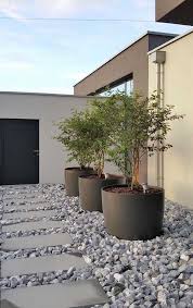 Ambas as utilizações trazem benefícios quanto à drenagem, permitindo o escoamento imediato da água, assim como a movimentação do solo. Jardim Com Pedras Tipos De Pedras Dicas E Fotos