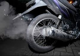 Knalpot motor keluar asap putih maupun hitam atau fogging sangat mungkin terjadi walau motor anda injeksi sekalipun. Kenali Penyebab Knalpot Mengeluarkan Asap Hitam Saat Dipanasi Kumpulan Cara Praktis