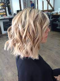 Blond polaire en meches avec une patine de chez l Oréal pour une coupe  carré sur un coiffage GHD Wavy www.vil… | Wavy cheveux courts, Cheveux meche  blonde, Cheveux