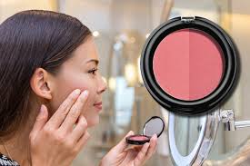 doing makeup for round face
