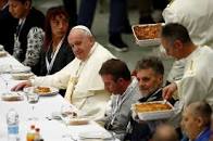 Resultado de imagen de fotografia del papa con los pobres