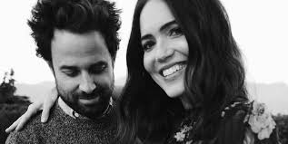 Newlyweds mandy moore and taylor goldsmith sweetly sing wedding duet at their reception. Who Is Taylor Goldsmith All About Mandy Moore S Husband