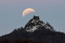 A holdfogyatkozás csillagászati jelenség, amelynek során a hold részben vagy egészen a föld árnyékába kerül. Teljes Holdfogyatkozas Soport Vegig A Vilagon Kepek