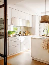 Las cocinas blancas parecen mucho más luminosas, incluso aunque no tengan luz natural. Cocinas Blancas Que Nunca Pasan De Moda