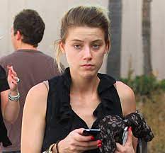 If there is a celebrity who confidently goes out with bare face, you cannot miss the name of amber heard without makeup. Amber Heard Without Makeup Amber Heard Makeup Amber Heard