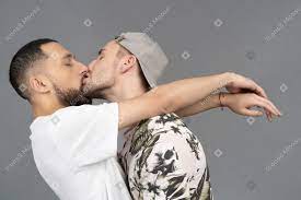 Фото Крупный план страстно целующейся пары