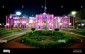 Notte un tempo la Casa Rosada, argentino palazzo presidenziale di Buenos  Aires Foto stock - Alamy