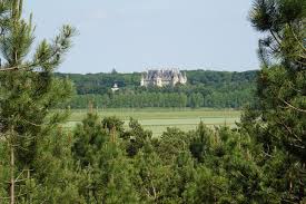 File:Mortefontaine (60), château de Vallière, vue depuis le site de la  Pierre Monconseil (commune de Plailly) 2.jpg - Wikimedia Commons