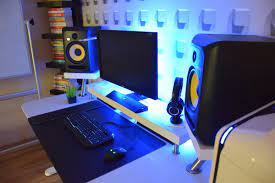 We recommend choosing one with a depth of 25 5/8 or 29 1/2 if you have space. 334 Minimalist Bedroom Studio Desk Guide Pro Music Producers