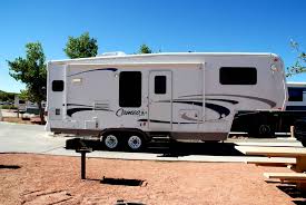 Those models that contain universal rails mean they are able to in 5th wheel hitches, there is an option to choose between single or double jaw models. How To Choose The Best Fifth Wheel Hitch Rvingplanet Blog