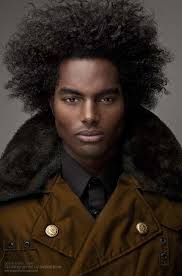 En 2021, les tendances du passé font plus que jamais leur grand retour. 10 Coiffures Cheveux Boucles Pour Hommes Noirs Et Metis Afroculture Net