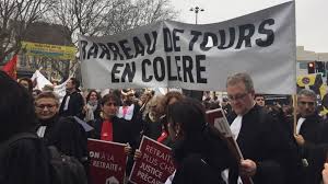 Quelques infos rapides pour comprendre comment y accéder et procéder ! Manifestation Des Avocats A Paris 90 Robes Noires Tourangelles Dans Le Cortege
