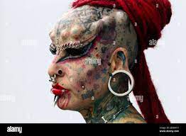 Maria Jose Cristerna, une artiste mexicaine de tatouage et ancienne avocate  connue sous le nom de 'Mujer Vampiro' (ou femme de Vampire), pose pendant  l'internationale 'Expo Tatuaje', une exposition de tatouage, à