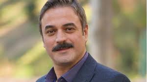 Ufuk Özkan, karaciğer nakli bekliyor Sağlık durumunun ağırlaştığı ve yeniden hastaneye kaldırıldığı iddia edilen oyuncu Ufuk Özkan hakkında ailesinden açıklama geldi. Kardeşi Umut Özkan, doktorlar tarafından organ nakli kararı alındığını ve uygun