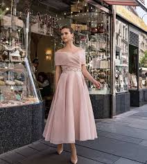 Короткие платья на выпускной 2021 для 11 класса открывают не только ноги, а и живот. Platya I Obraz Dlya Uchitelya Na Vypusknoj 2020