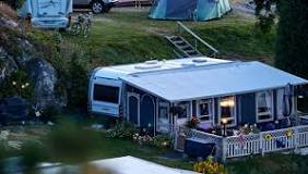 Vad finns i ett servicehus på camping?