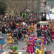 Video: Desfile de las comparsas y carrozas en el Carnaval de Donostia