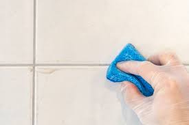 Un buen truco para limpiar los azulejos es el vapor de agua: Facil Y Barato El Truco Para Limpiar El Moho De Los Azulejos Del Bano El Huffpost Life