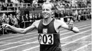 Zatopek, 20 yaşında askere alınır ve daha da sıkı çalışmaya başlar. Olympia 1952 Emil Zatopeks Marathon Rekord Der Spiegel