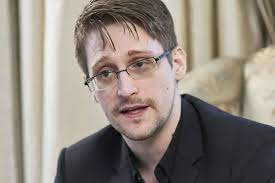 Putin verleiht Edward Snowden russische ...