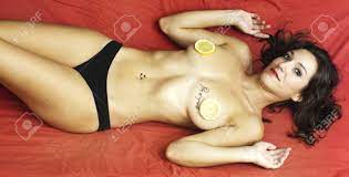 不可能はない」フランス語で赤シートの左胸に書かれたレモンとフレーズで彼女胸を覆うセクシーな裸の女性 の写真素材・画像素材. Image  22015931.