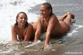 Mutter und tochter nackt am strand privat