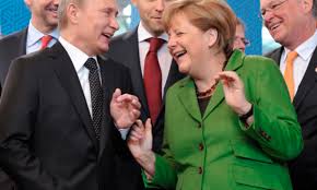 A scos și Merkel capul în lume după ce l-a gâdilat pe Putin