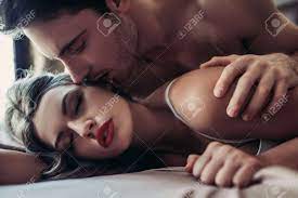 美しい情熱的なカップルはベッドの上のセックスがあります。の写真素材・画像素材 Image 81003840