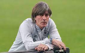 Der 1960 in schönau im schwarzwald geborene fußballtrainer joachim „jogi löw trainiert seit dem jahr 2006 die deutsche fußballnationalmannschaft. Nationalmannschaft Soll Jogi Low Nach Der Em Zurucktreten Umfrage