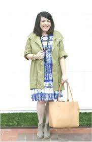 Throw on a beige trench coat over your usual rainy day outfit. Day Dinner Outfit Rainy Rainy Day Outfit For School Showers Regentagoutfit Day Dinner Fas Spring Outfits Women Outfits With Leggings Rainy Day Outfit