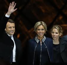 Numa idade em que a maioria apenas vê tv ambos se casaram em 2007. Emmanuel Macron Und Seine Stieftochter Da Ist Ein Wahnsinniger In Meiner Klasse Welt
