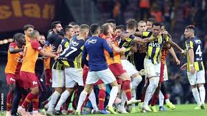 İşte galatasaray, fenerbahçe derbisinin unutulmaz maçları ve anları; Galatasaray 2 2 Fenerbahce Three Sent Off In Post Match Derby Brawl Bbc Sport